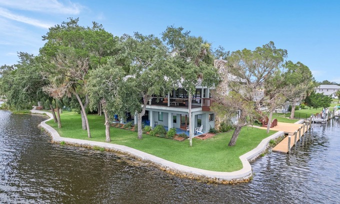 Riverhaven Village Casa | On the water with boat accommodations.