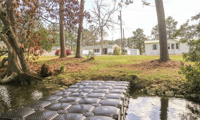 Crystal Coast Casa | On the water with kayaks and a launch, 5 mins from beach, Everything you need!