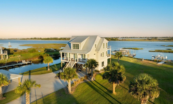 Hampstead Casa | On the Waterway 5 Bedroom House; Dock and Elevator