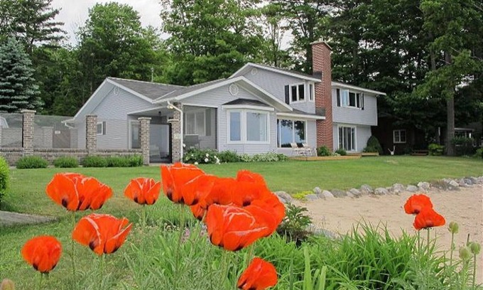 Traverse City Casa | One Fine Bay-Traverse City, MI-On West Bay con Sandy Beach y piscina climatizada