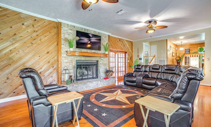 Onalaska Casa | Onalaska Home w/ Game Room, Sunroom & Lake View!