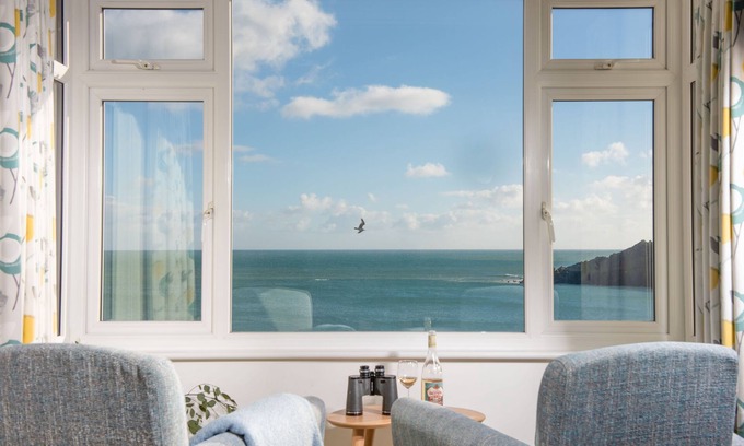Coverack Apartamento | Once a coastguard cottage, Chy an Mor now stands as a delightful retreat nestled along the South Wes