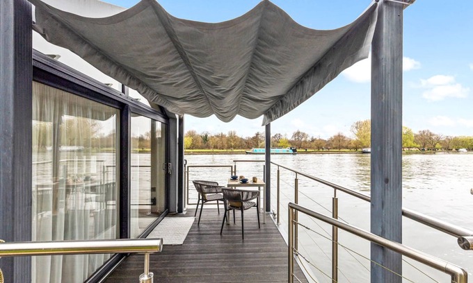 Henley Apartamento | Ondine Houseboat on the Thames - From 160 Per Night