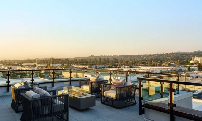Burlingame Condominio | One Adrian 1BR Condo with Resort-style pool