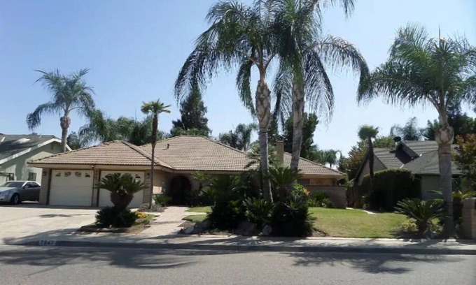 Visalia Casa | One Bdrm, private bathroom, kitchenette, laundry facilities & gated patio.