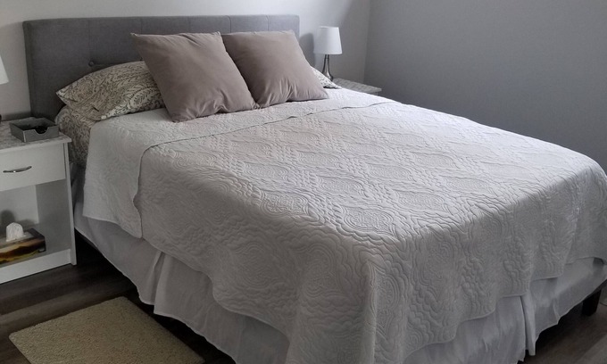 Moncton Apartamento | One bed apt w/ private bathroom (1) free charge (1) car parking.