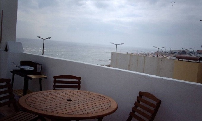 Buarcos Apartamento | One-bedroom accommodation with a terrace overlooking the sea