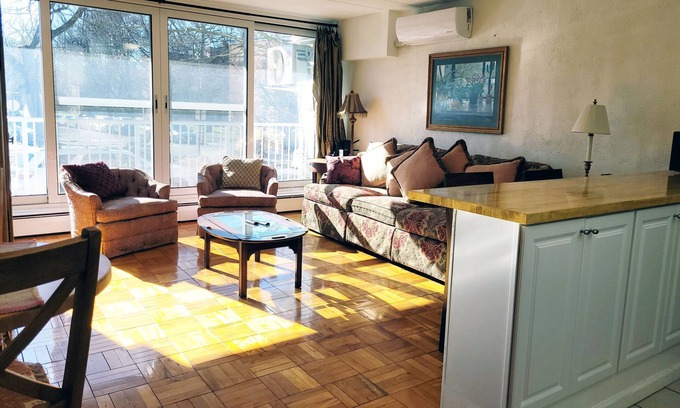 Queens Casa | One Bedroom Apartment close to restaurants and LIRR Train Station