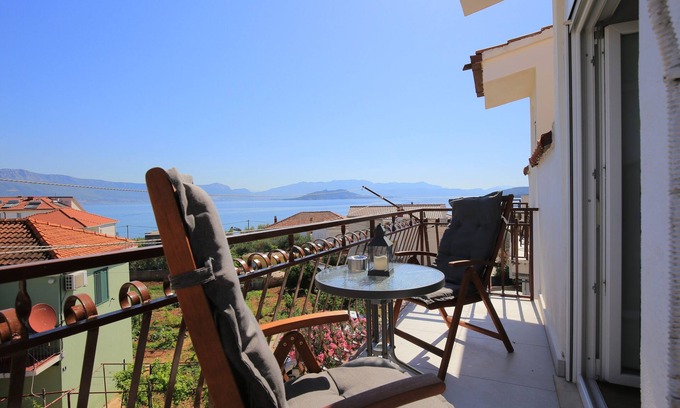 Slatine Apartamento | Apartamento de una habitación con balcón y vista al mar Slatine, Ciovo (A-24266-c)