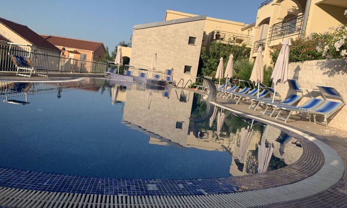 Becici Apartamento | 3 piscinas compartidas (2 piscinas grandes y 1 pequeña con jacuzzi)