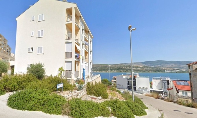 Municipality of Trogir Apartamento | Apartamento de una habitación con balcón y vista al mar Mastrinka, Ciovo (A-24035-a)