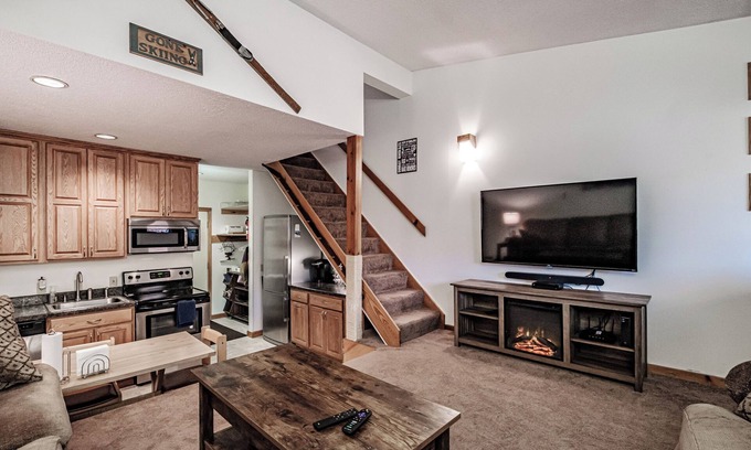 Sunday River Area Condominio | One bedroom Cascades C-7, sleeping 6, fireplace!