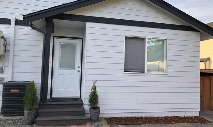 Midland Apartamento | One bedroom condo, with two parking spots.
