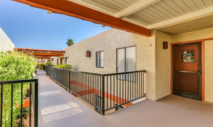 Sunrise Vista Chino Condominio | Condominio de un dormitorio completamente amueblado en el centro de Palm Springs
