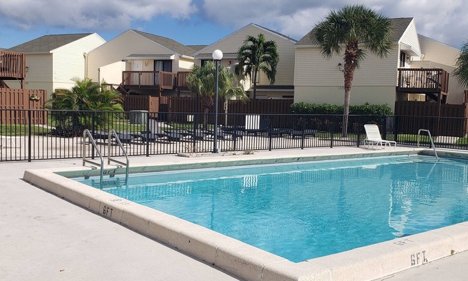 West Palm Beach Condominio | Comunidad cerrada de una habitación, cerca de la playa, City Place, tiendas, restaurantes.