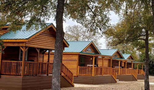 Pipe Creek Casa | One Bedroom Log Cabin for Family and Pet Friendly Glamping in Pipe Creek, Texas