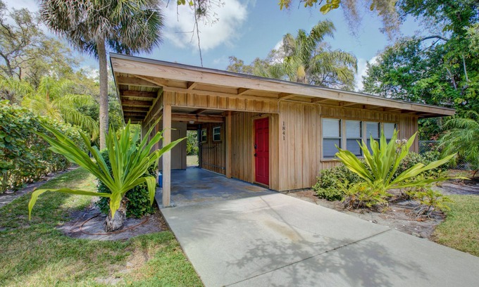 South Sarasota Casa | Una habitación Mid-Century Gem, West of the Trail.