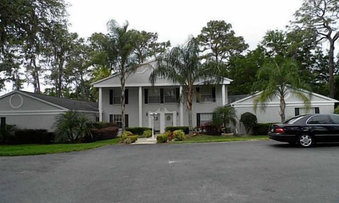 Saddlebrook Apartamento | UN DORMITORIO BONITO 1 Y 1/2 BAÑO CON GRAN PORCHE DE PANTALLA