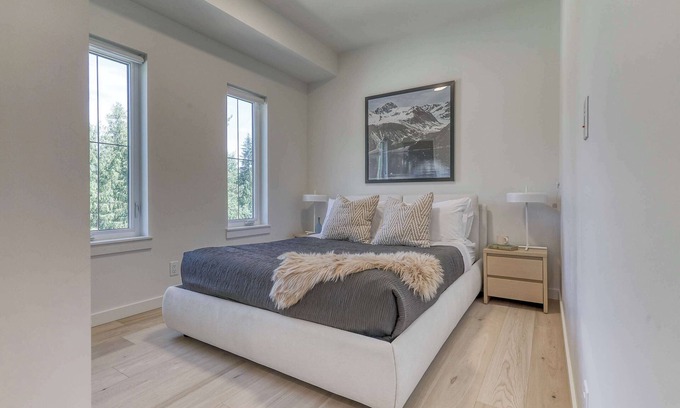 Rossland Apartamento | One Bedroom | Sleeps 2 - 4 | The Crescent Condos