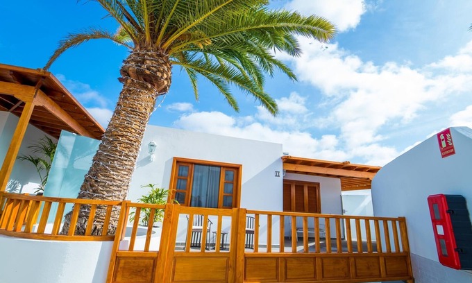 Teguise Villa | Villa de un dormitorio, cocina americana, terraza y Jacuzzi totalmente privado.