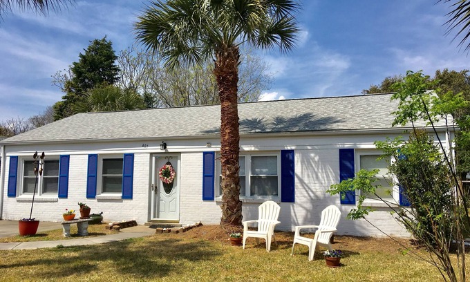 Isle of Palms Casa | A UNA cuadra de la playa! Brillante, actualizado. Mascota amigable. Silla de ruedas accesible.