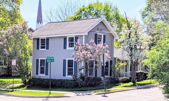 Williamsville Casa | One block from Main Street, free parking, pets allowed
