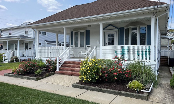 Wall Casa | One block from the beach!