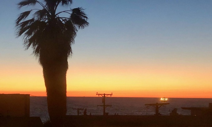 El Porto Apartamento | A una cuadra de la playa, restaurantes y tiendas, casa recientemente renovada con agua y vistas a la puesta de sol