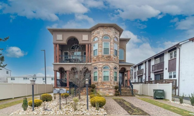 Margate City Condominio | One block to the beach! Central to Margate restaurant/shopping