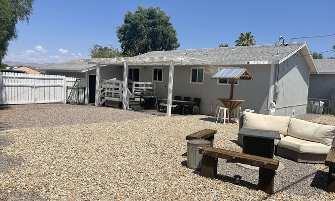 Bullhead City Casa | One block to the River, sports park, dogs, AC garage games!