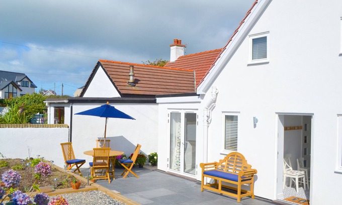 Aberdaron Cabaña | ONE DOLFOR, pet friendly, luxury holiday cottage in Aberdaron