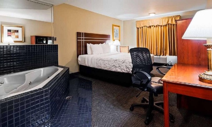El Cajon Casa | One King Jacuzzi Suite