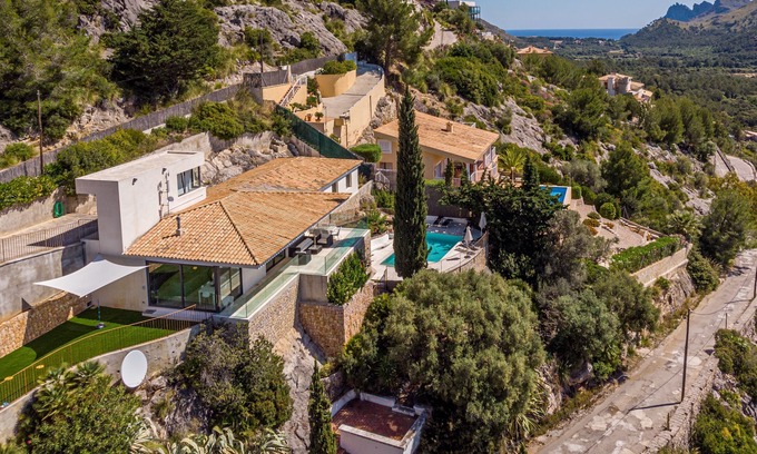 Urbanitzacio la Font Villa | Una villa de 3 niveles, ideal para familias, con vistas espectaculares del área de Pollensa y más allá.