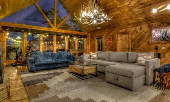 Blue Ridge Cabina | One Level, fire pit, hot tub, 3 acres, peloton!