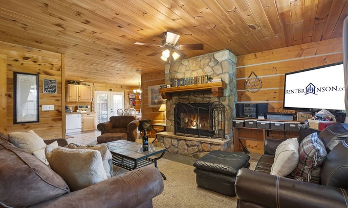 Big Cedars Cabina | One Level Log Cabin, Free Tickets, Minutes from Big Cedar, Wood Burning Fireplace, Dog Friendly