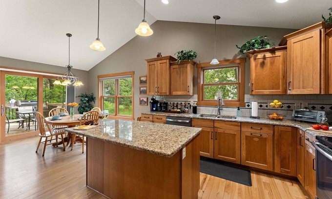 Rochester Casa | One Level Retreat 10 min to Mayo: Power recliner, Jacuzzi tub, Deck w Grill