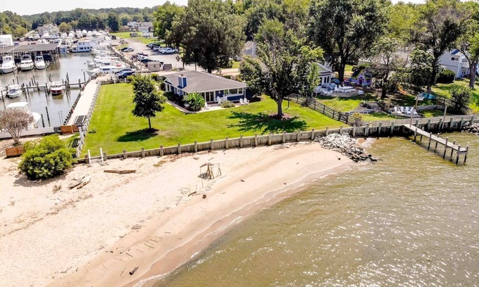 Stevensville Casa | One-level waterfront home with beach and stunning views all the way to the Bay Bridge