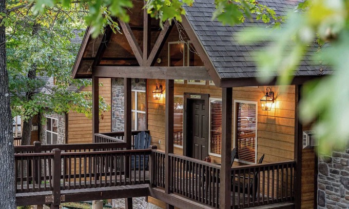Indian Point Cabina | ONE MILE to Silver Dollar City! Rustic Cabin!
