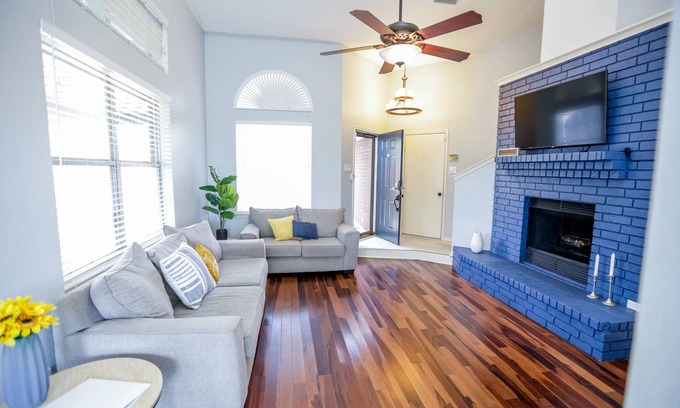 John T White Casa | One of a kind 10 min from AT&T stadium! 3 BR 2 BA