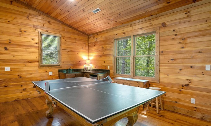 Cleveland Casa | Uno de una especie 3br Mountain House W / Cascada en el patio trasero! Ven a ver Riverdaze
