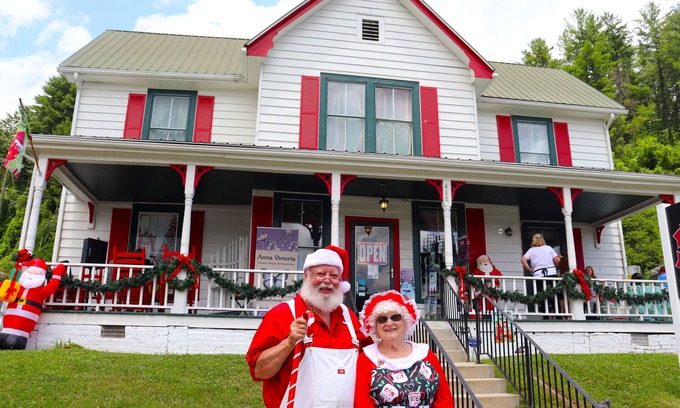 Sylva Casa | One of a kind Christmas year round in downtown Dillsboro