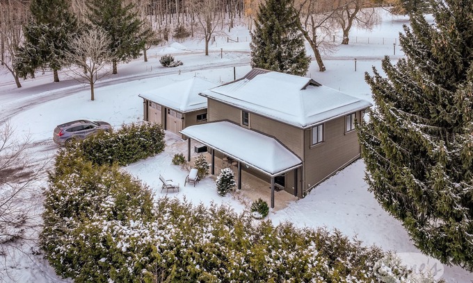 Mulmur Otro | One-of-a-kind farm lifestyle experience! Cozy 2 bed 2 bath farmhouse in Mulmur!