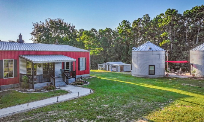 Navasota Cabina | One of a kind grain bin silo cabin getaway near wedding venues and A&M!