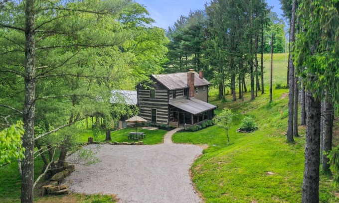Sugar Grove Cabina | UNA CABINA DE REGISTRO HISTÓRICO TOTALMENTE RENOVADA EN UN TIPO EN 10+ ACRES EN HOCKING HILLS