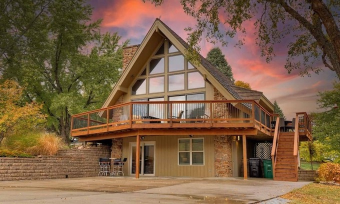 Ankeny Casa | One-of-a-kind home in Ankeny on 1.8 acres with a pond. You will truly feel like you are on a resort but will be able to have this piece of paradise all for yourself.