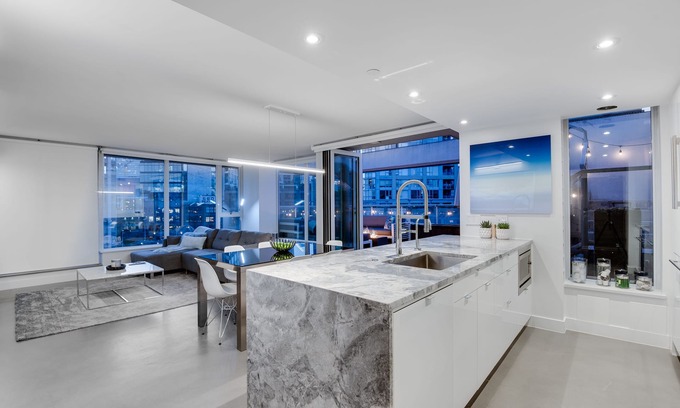 Crosstown Condominio | One-of-a-Kind Luxury 3 Bed Penthouse w/ huge Private Patio, Hot tub & Firetable!