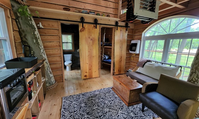 Belfast Cabina | One of a kind Treehouse on the Genesee River