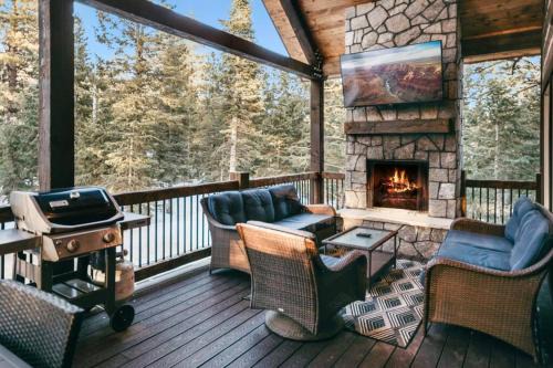 Duck Creek Village Casa | One of a Kind Cabin, Covered Deck, Spa, and Games