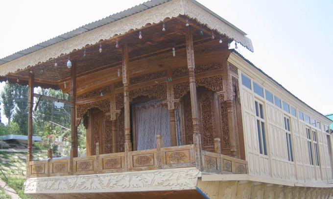Suan Luang Alquiler De Eote | Una de las mejores cadenas de casas flotantes de lujo en Srinagar, la casa flotante Sweet Star.