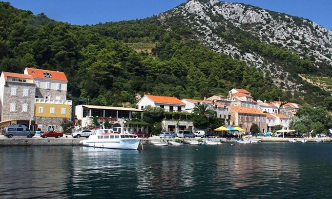 Trstenik Apartamento | Apartamento de una habitaciףn con vista al mar.